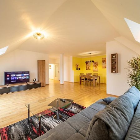 Moderne Dachgeschosswohnung - Parkplatz - Netflix 科堡 外观 照片