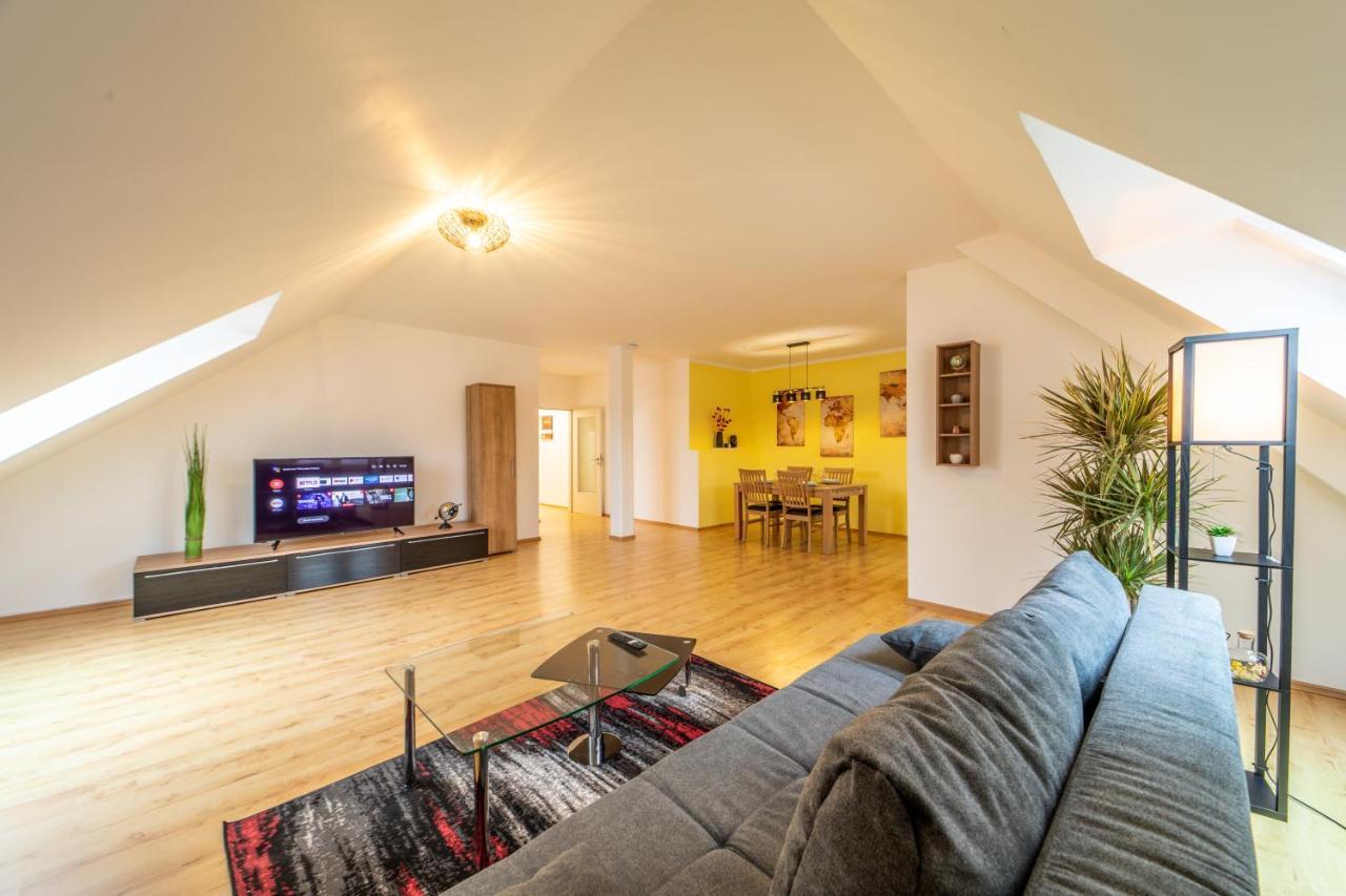 Moderne Dachgeschosswohnung - Parkplatz - Netflix 科堡 外观 照片